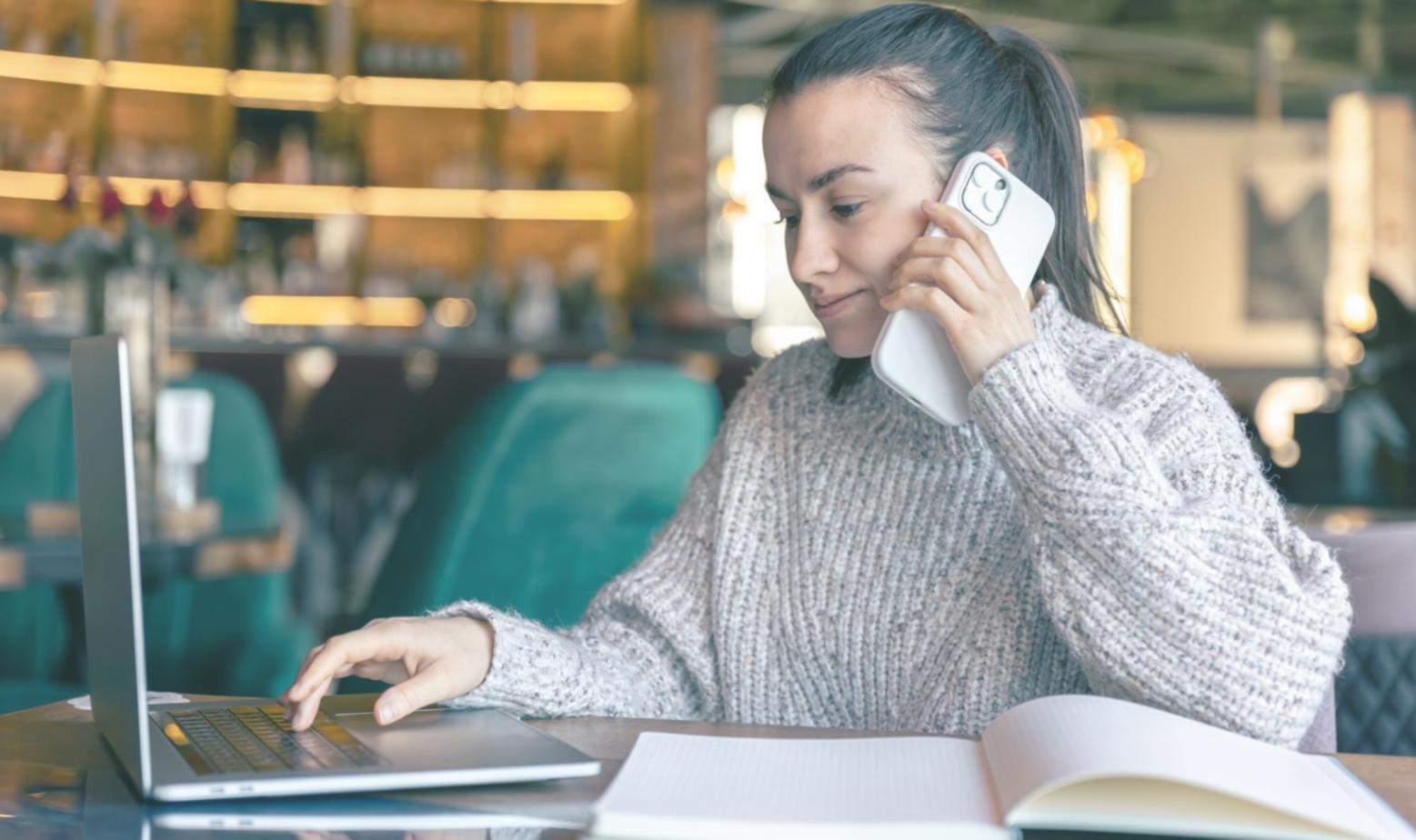 Espacio de estudio organizado con materiales financieros y dispositivos tecnológicos