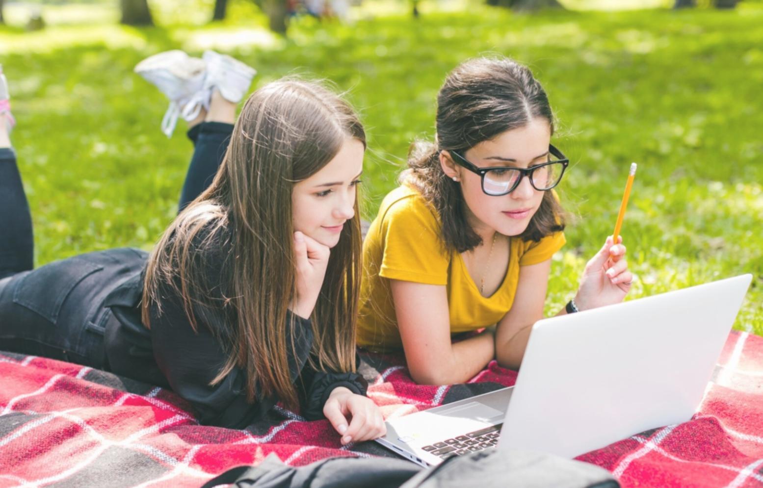 Reunión de equipo discutiendo nuevas funcionalidades